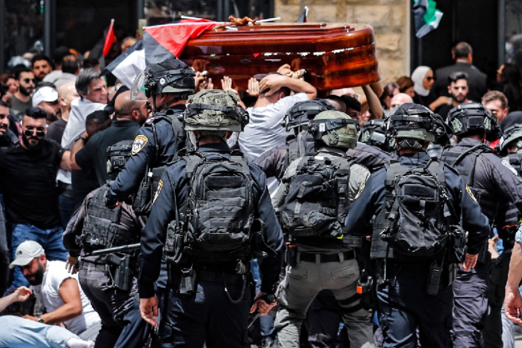 Serious scenes of police violence at the funeral of the slain Al Jazeera journalist in Jerusalem (video)