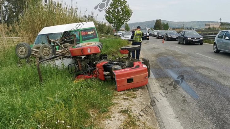 Zetor gets in front of the van on the Lushnjë-Fier highway / The vehicles end up in the canal, the drivers are injured
