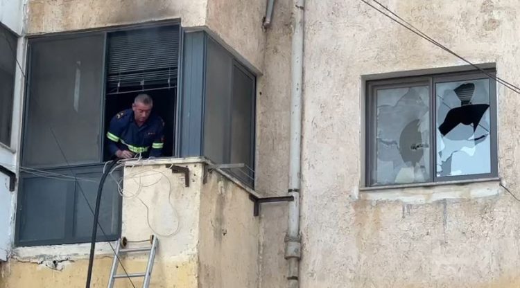 The apartment in Shengjin is engulfed in flames, with images from the scene