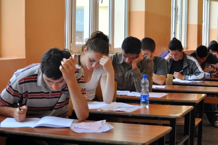 Photos / It also happens with the miniature! The Albanian Language Thesis comes out as soon as the students enter the exam