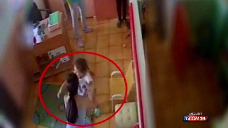 The last moment when the 5-year-old was seen alive, Elena hugs her killer mother (Security camera footage)