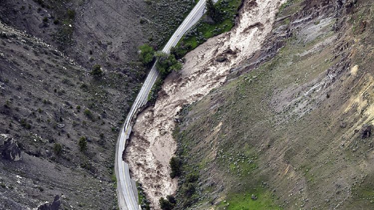 Yellowstone Park floods, gushing waters take over a house