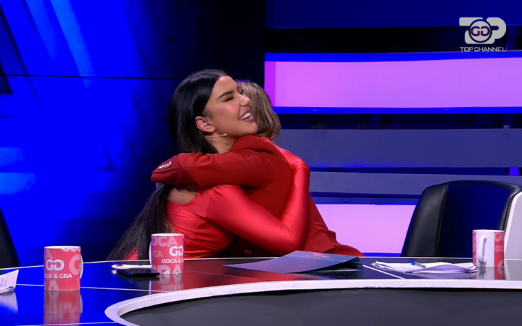 Leaving behind the grievances, Megi Pojani hugs Dalina Buzin and makes the unexpected action in the studio