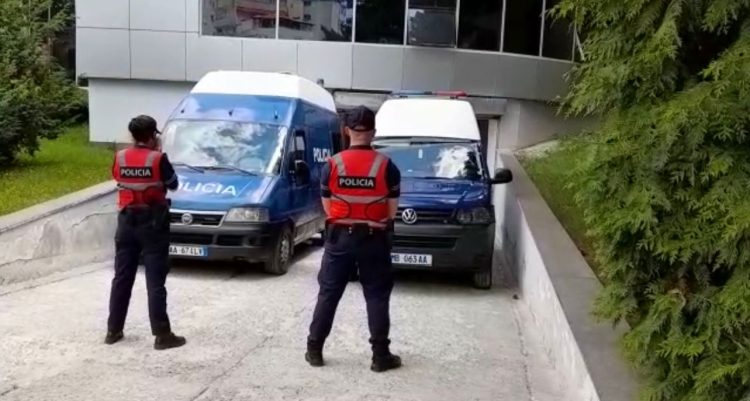 Jealous murder in Korça / Three arrested for the execution of Martin Çeço arrive in court