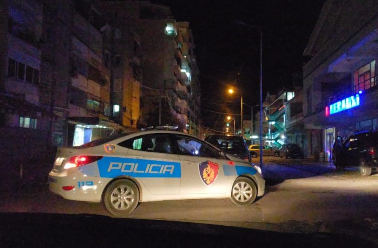 The policeman asks him to stop the vehicle as he was moving the offense, the driver does not stop and crashes the two officers
