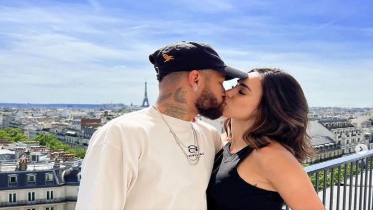 Naymar ‘burns’ the network, posts the rare photo with his girlfriend