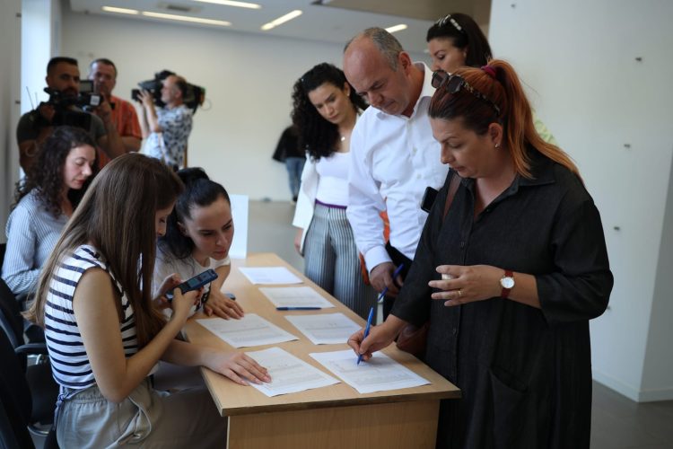 The National Council of the Democratic Party convenes, voting for the election of new party structures