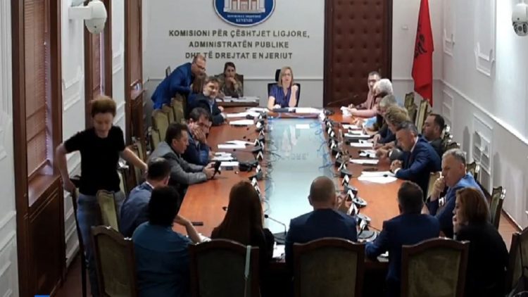 The opposition demands a hearing on the Judicial Map