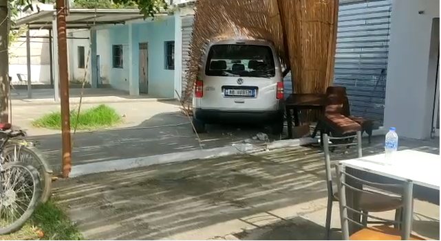 The vehicle goes off the road and ends up in a bar in Lezha, picking up the citizen who was drinking coffee