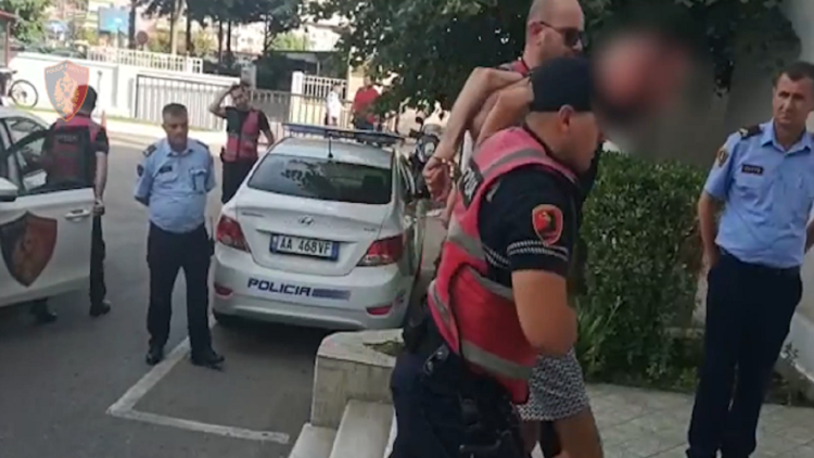 They were moving around the city with firearms / Two young men are arrested, one broke the house arrest