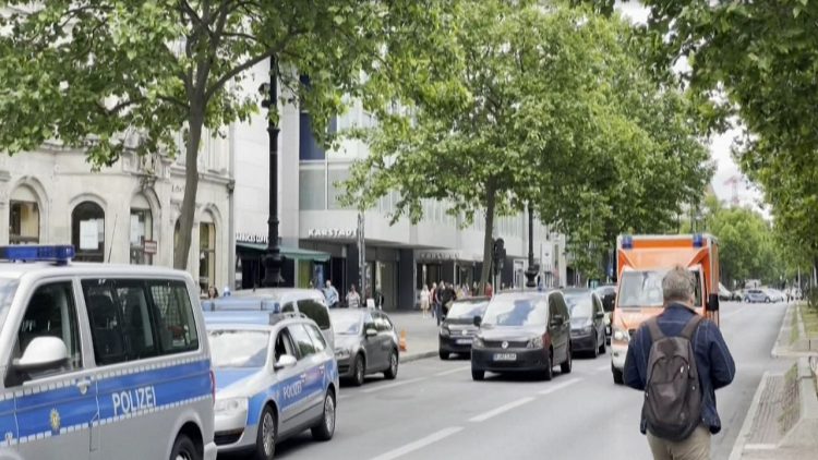 Dead and injured in Berlin, a car crashes into a group of people