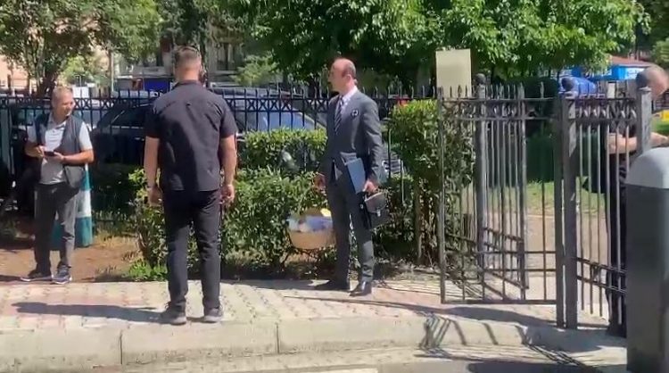 As a sign of protest Dashnor Sula with food basket in Parliament, the guard does not let him in