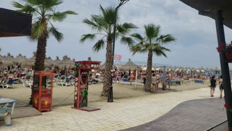The first weekend of summer people flock to the beaches, heavy traffic in Durrës