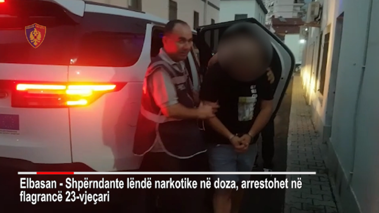 Thrown to the ground as soon as he saw the police / 23-year-old arrested for distributing narcotics in Elbasan