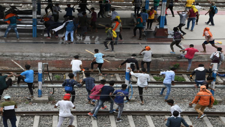 Violent protests continue in India / Riots cause first casualty (Photo)