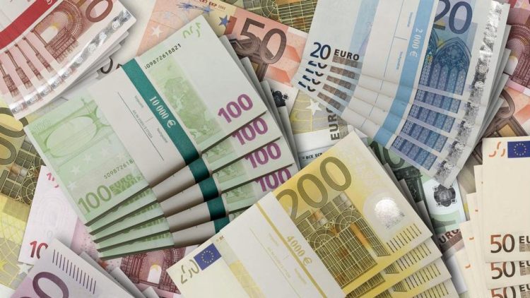 The euro falls below 120 Lekë, approaching the historical minimum again