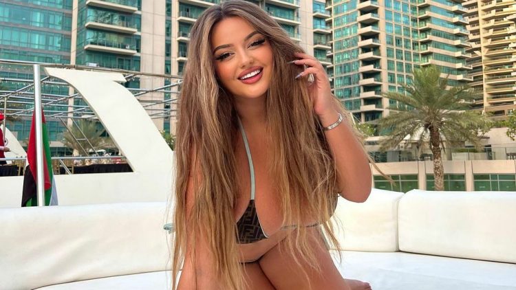 12 years old in a bikini, Enca posts the photo from her adolescence while continuing her vacation in Mykonos