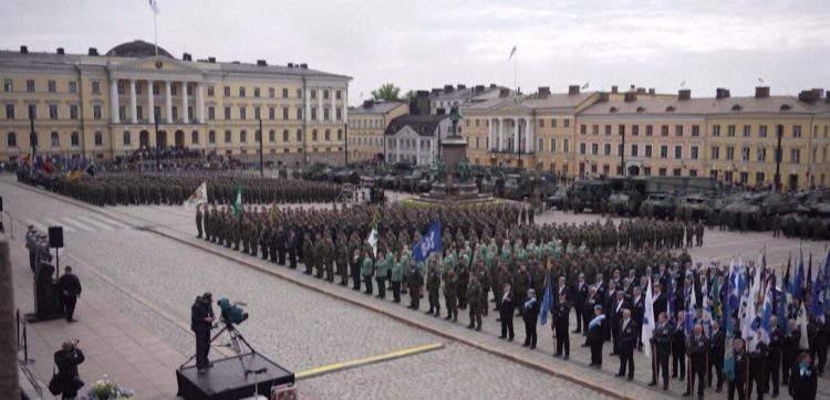 Finnish Army parade in Helsinki to celebrate Flag Day and tensions with Russia (photos)