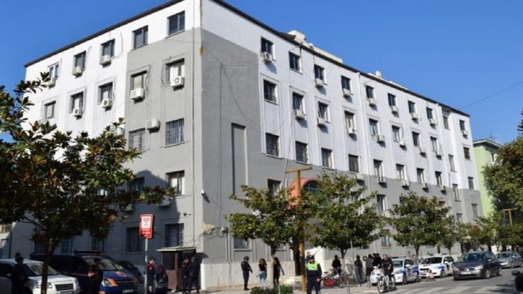 Accused the policeman with a gun in his belt, Durrës Court leaves the perpetrator in prison, three charges are filed against him
