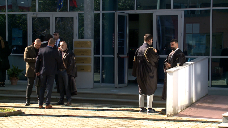 Lawyers start boycott / From tomorrow two thousand lawyers will no longer go to court