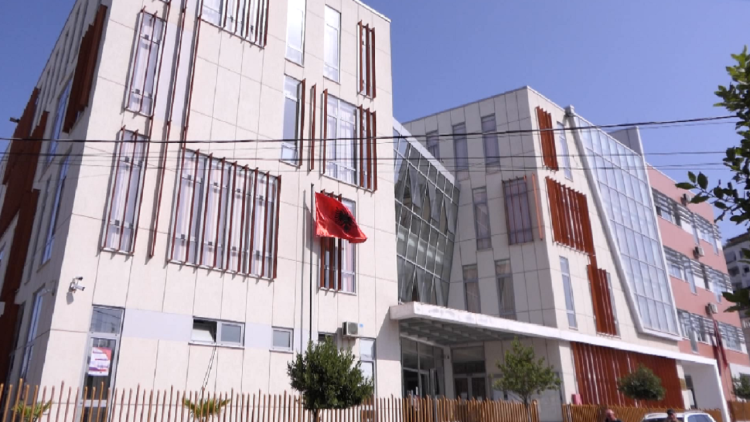 Citizens wander through the courts / Qani Asllani shows up there, but finds the doors closed