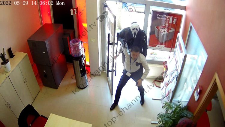 Bank robbery in Shkodra / Here is the moment when the masked robber enters with a weapon, holds the security guard hostage
