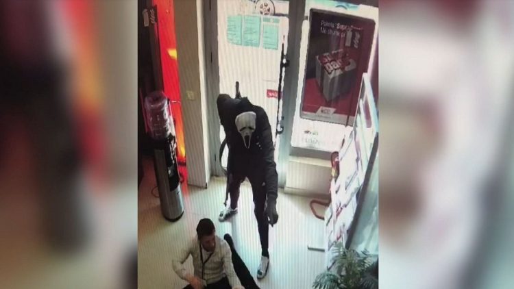 Exclusive Video / The moment of the bank robbery in Koplik, the perpetrator with the Halloween mask threatens the employees with weapons