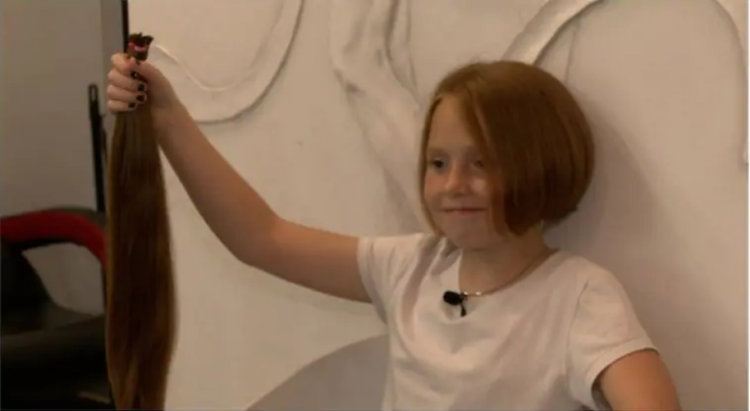 Touching gesture! The 9-year-old cuts her hair to donate money to Ukrainian forces