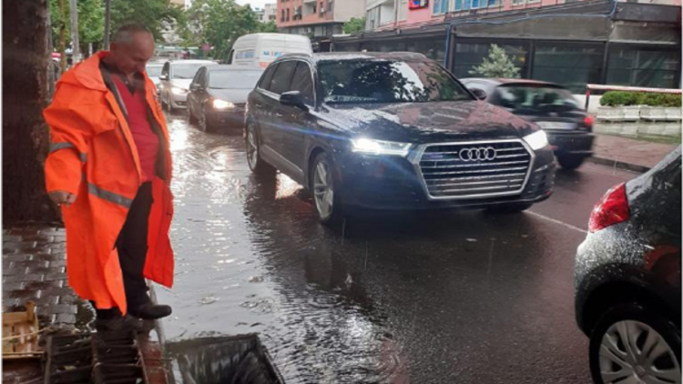 After the torrential rains, Tirana returns to normalcy, the employees of the Municipality on the ground
