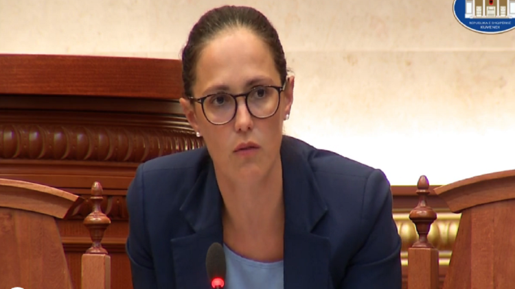 Fierce debate Sula-Ibrahimaj / MP: The government does the acts according to its own interests! Minister: You can go to the pulpit with a populist tone!