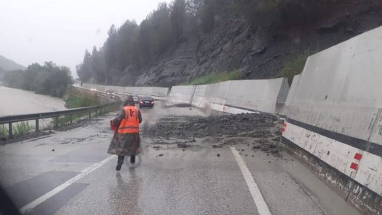 The Elbasan-Peqin axis is blocked by inerts, falling stones at the turns of Murrash