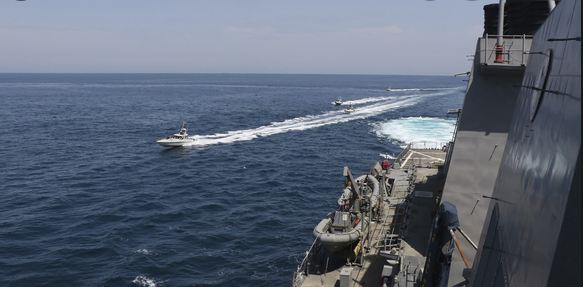 Dramatic footage of US warship launching fireworks on Iranian ‘kamikaze’ boat in Strait of Hormuz (VIDEO-photo)