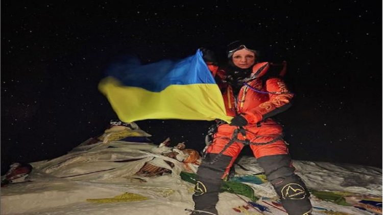 Russian blogger flies Ukrainian flag on top of world (Photos)