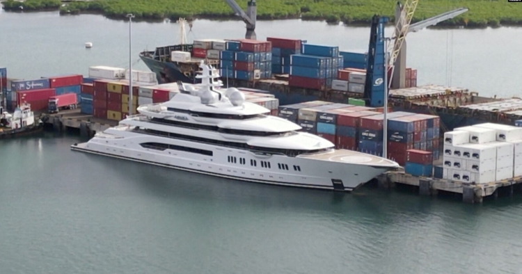 The Russian superyacht arrives in Hawaii following a confiscation order from Washington