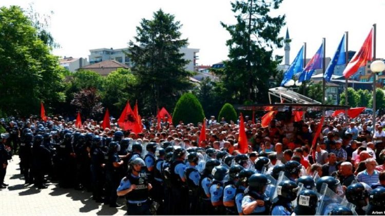 Protested yesterday for 8 hours for inclusion in the minimum wage, veterans in Kosovo meet today with Kurti