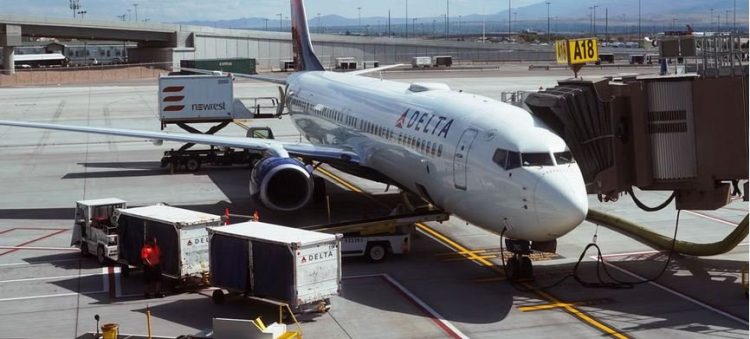 The airline offers passengers $ 10,000 to take a later flight (photos)