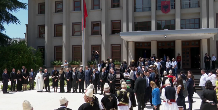 The homage ends! A minute of silence in honor of former President Bujar Nishani