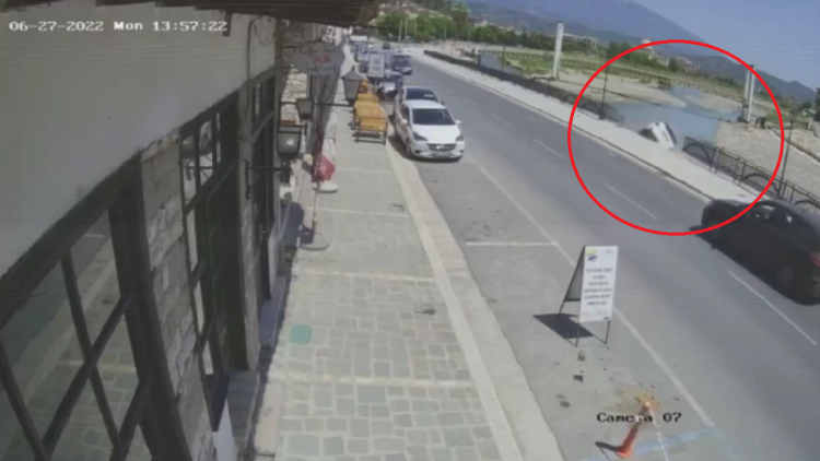 Fatal moment when the car ‘flies’ from the bridge to the river, the 25-year-old and her son lost their lives