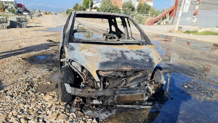 It catches fire in the middle of the road, the car in Durrës burns completely