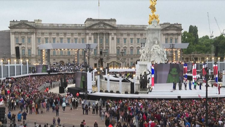 Jubilee celebrations close / Queen Elizabeth II greets crowds after absences