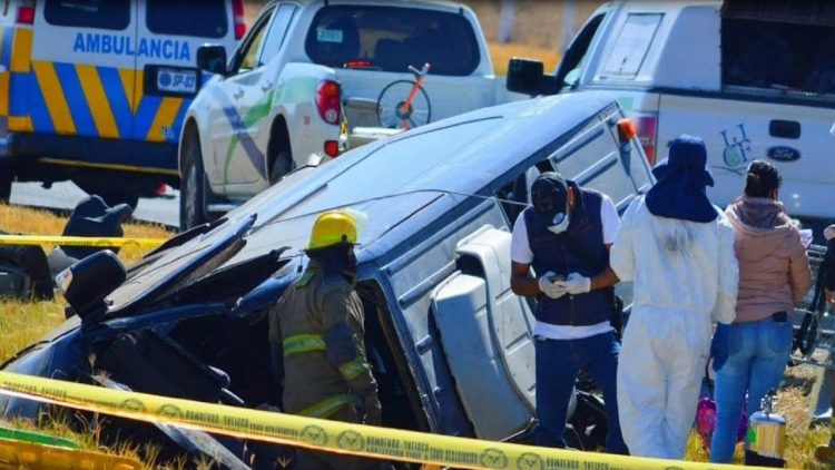 Accident during filming / The actors of a series die, several others are injured
