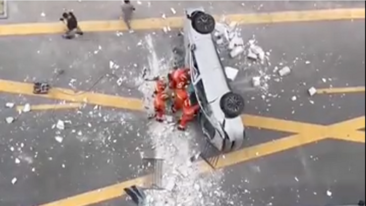 The electric car falls from the third floor, two dead in Shanghai