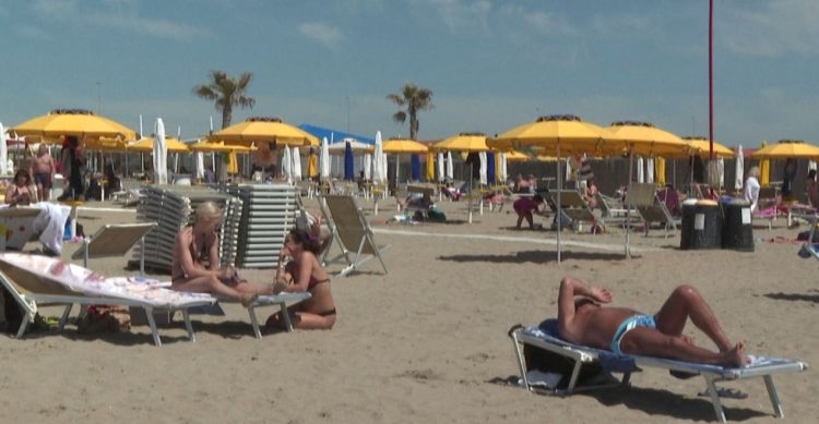 Italy’s private beaches will be awarded with public tenders from 2024 (photos)