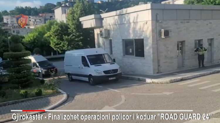 Transporting 26 illegal immigrants, the young man is arrested in Gjirokastra
