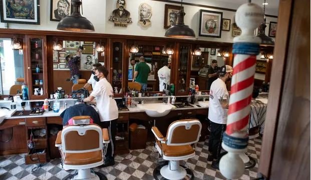 Hairdressers in Italy face fines for washing their heads (double) amid the heat wave (photos)