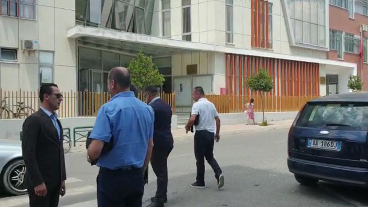 They were accused of abuse of office, the deputy directors of the Elbasan police appeared at the hearing