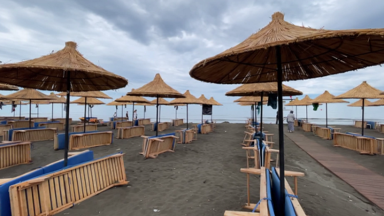 Shovel fight for deck chairs on Kune Vain beach, one injured