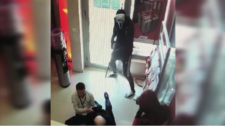Step by step, how the bank in Koplik was robbed by three perpetrators with Kalashnikovs disguised as Halloween masks (FULL VIDEO)