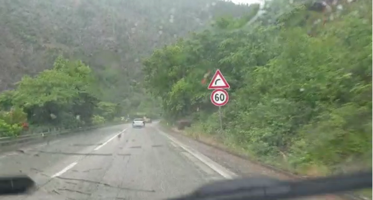 Rainstorm “invades” Librazhd, the axis where drivers must be careful of falling rocks