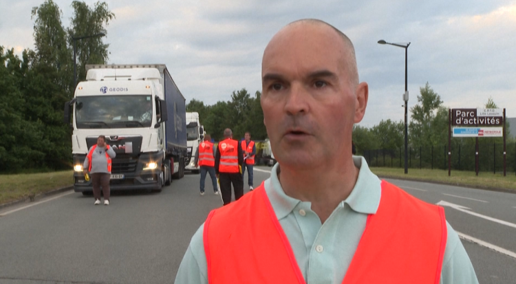 “We want salary increases”, truck drivers block roads in France
